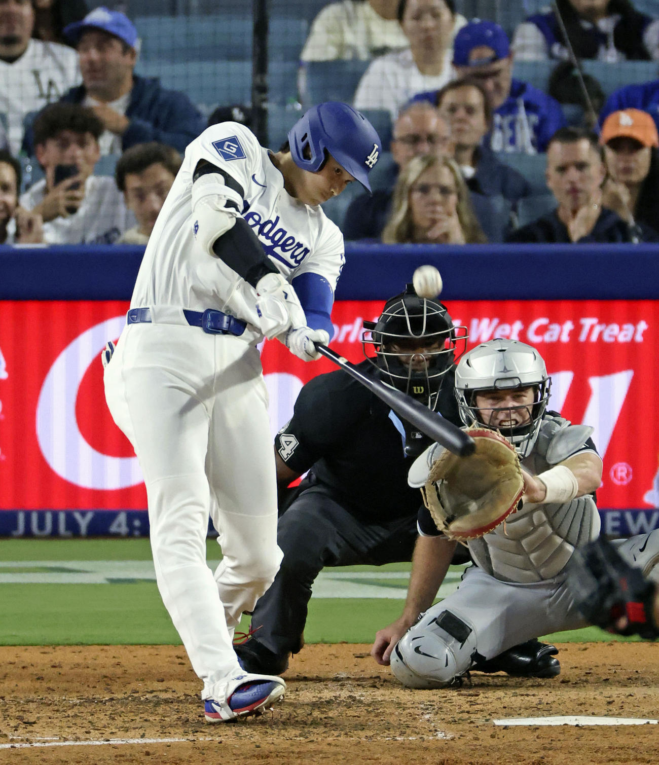 ホワイトソックス戦の4回、30号ソロを放ち、5年連続で30本塁打に到達したドジャース大谷翔平（共同）