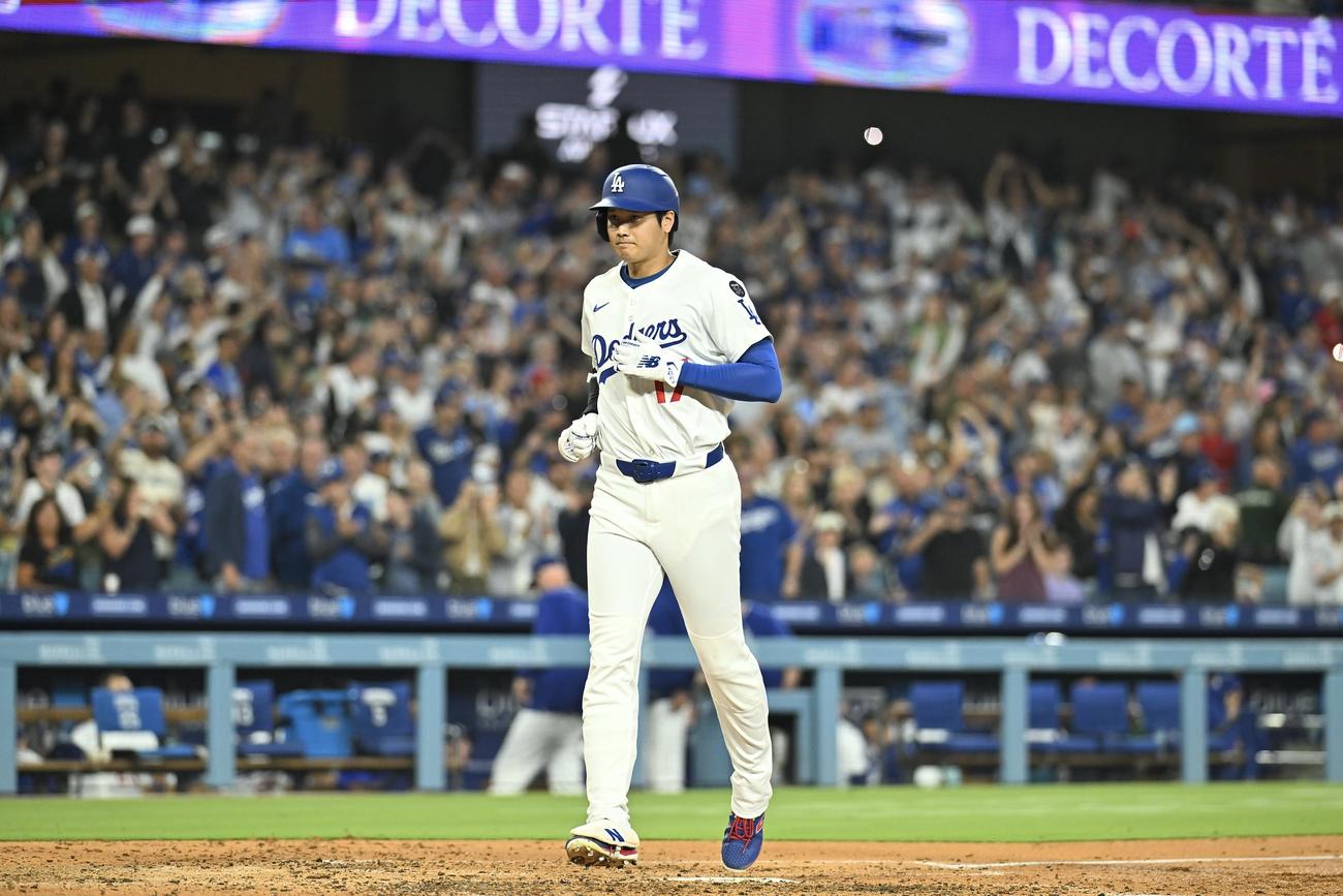 ドジャース対ホワイトソックス　4回裏ドジャース2死、ソロ本塁打を放ち生還する大谷（撮影・滝沢徹郎）