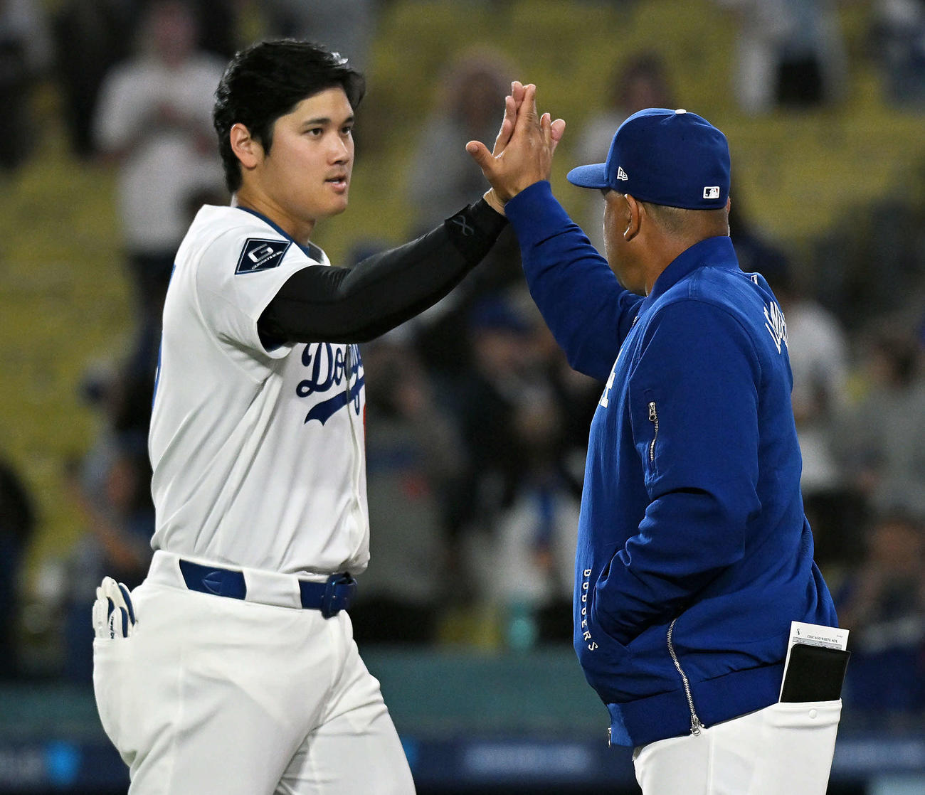 ドジャース対ホワイトソックス　試合後、ドジャース大谷（左）はロバーツ監督とタッチを交わす（撮影・滝沢徹郎）