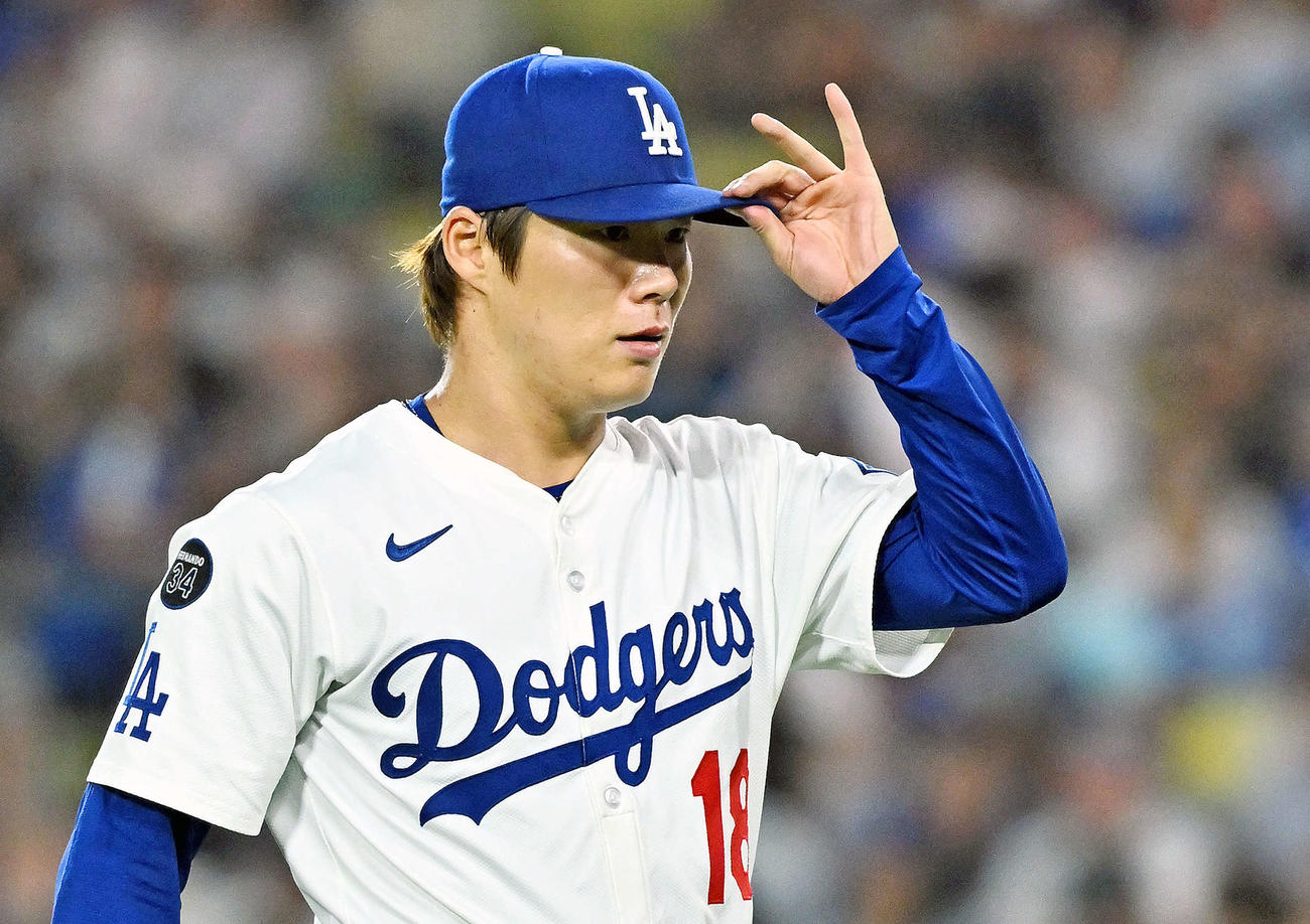 ドジャース対ホワイトソックス　7回表を投げ終え引き揚げるドジャース先発の山本（撮影・滝沢徹郎）