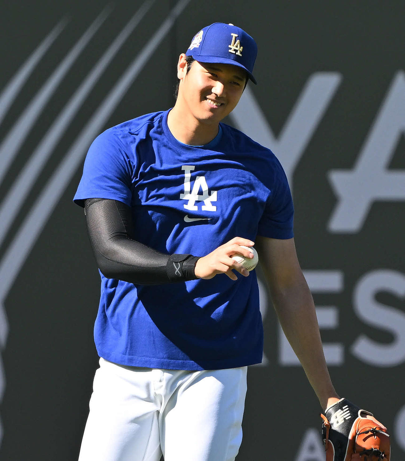ドジャース対ホワイトソックス　試合前練習で笑顔を見せるドジャース大谷（撮影・滝沢徹郎）