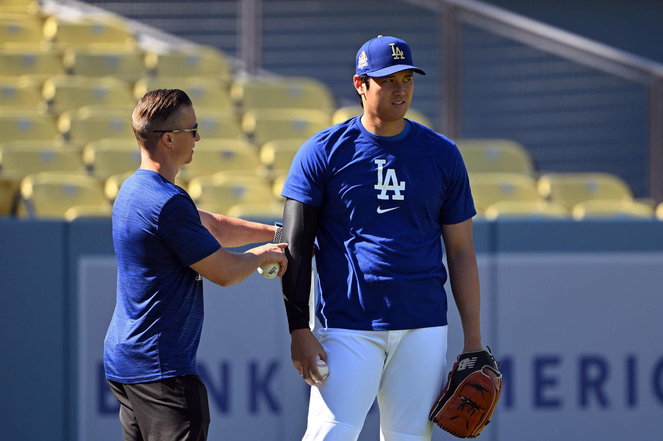 ドジャース対ホワイトソックス　試合前練習で調整するドジャース大谷はスタッフに右腕をチェックされる（撮影・滝沢徹郎）