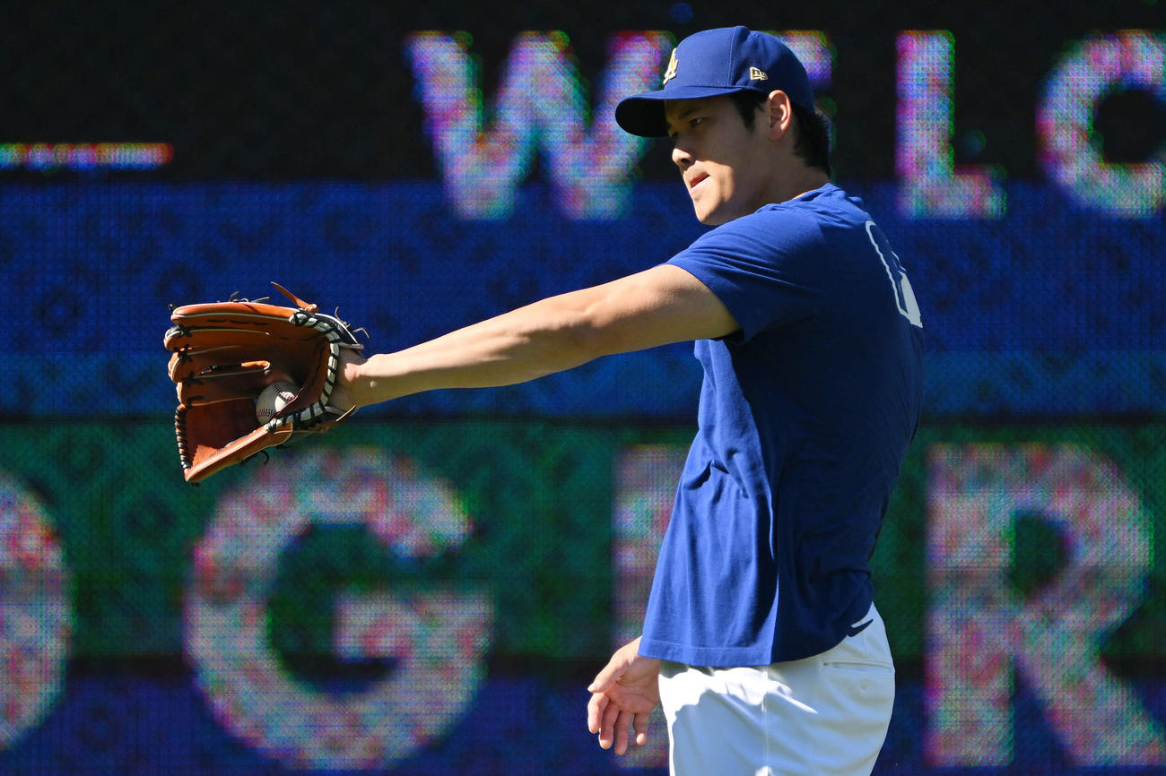 ドジャース対ホワイトソックス　試合前練習で調整するドジャース大谷（撮影・滝沢徹郎）