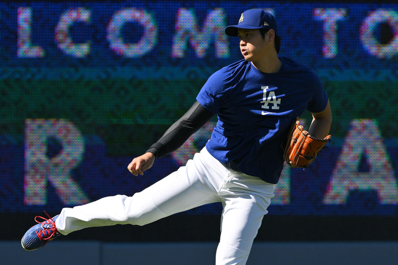 ドジャース対ホワイトソックス　試合前練習で調整するドジャース大谷（撮影・滝沢徹郎）