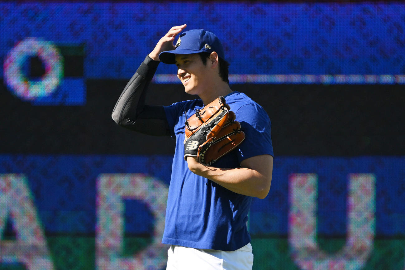 ドジャース対ホワイトソックス　試合前練習で笑顔を見せるドジャース大谷（撮影・滝沢徹郎）
