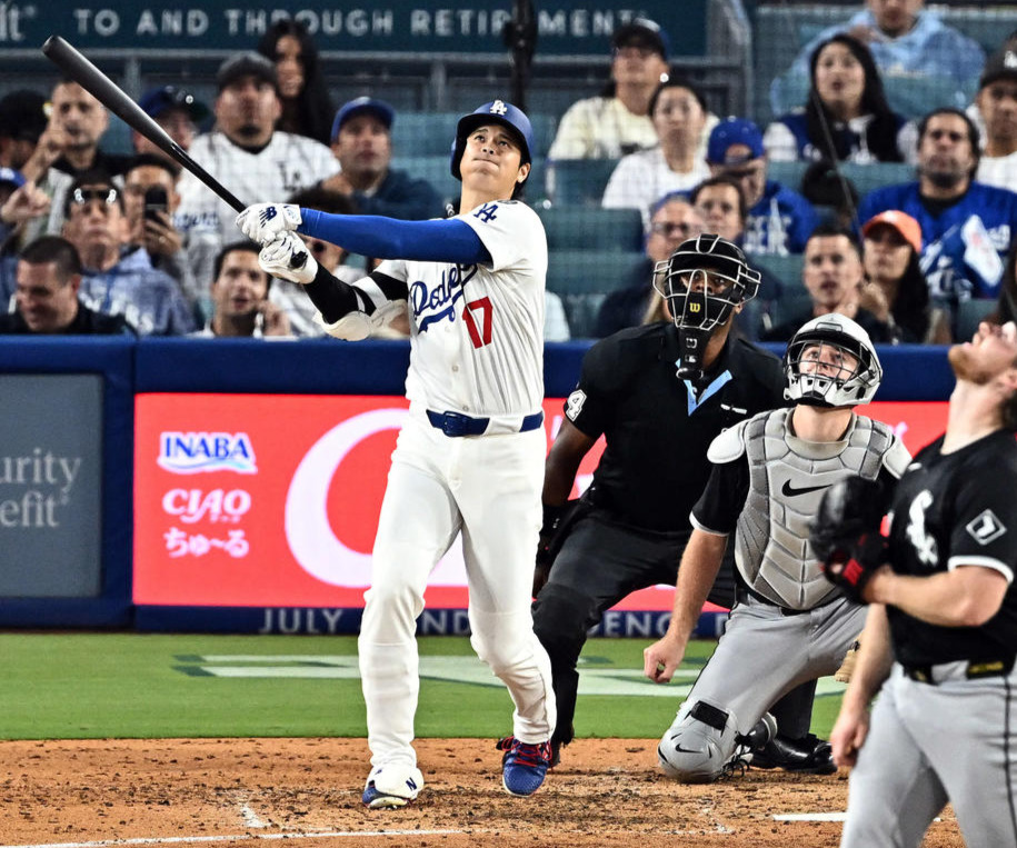 25年7月1日　ドジャース対ホワイトソックス　4回裏ドジャース2死、大谷は右中間へソロ本塁打を放つ（撮影・滝沢徹郎）