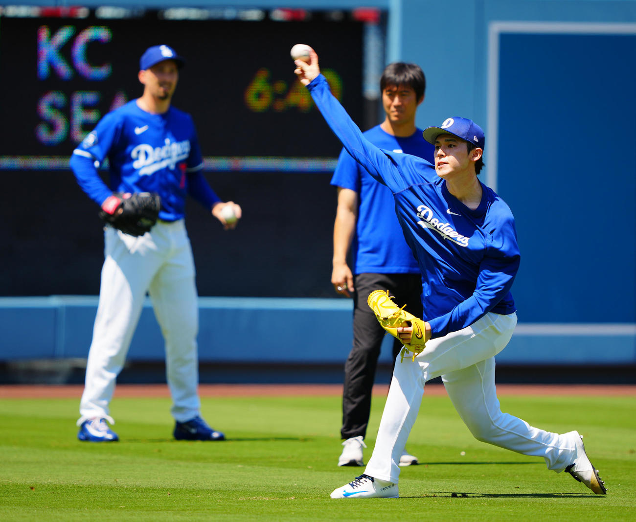 ドジャース対ホワイトソックス試合前調整するドジャース佐々木（撮影・垰建太）