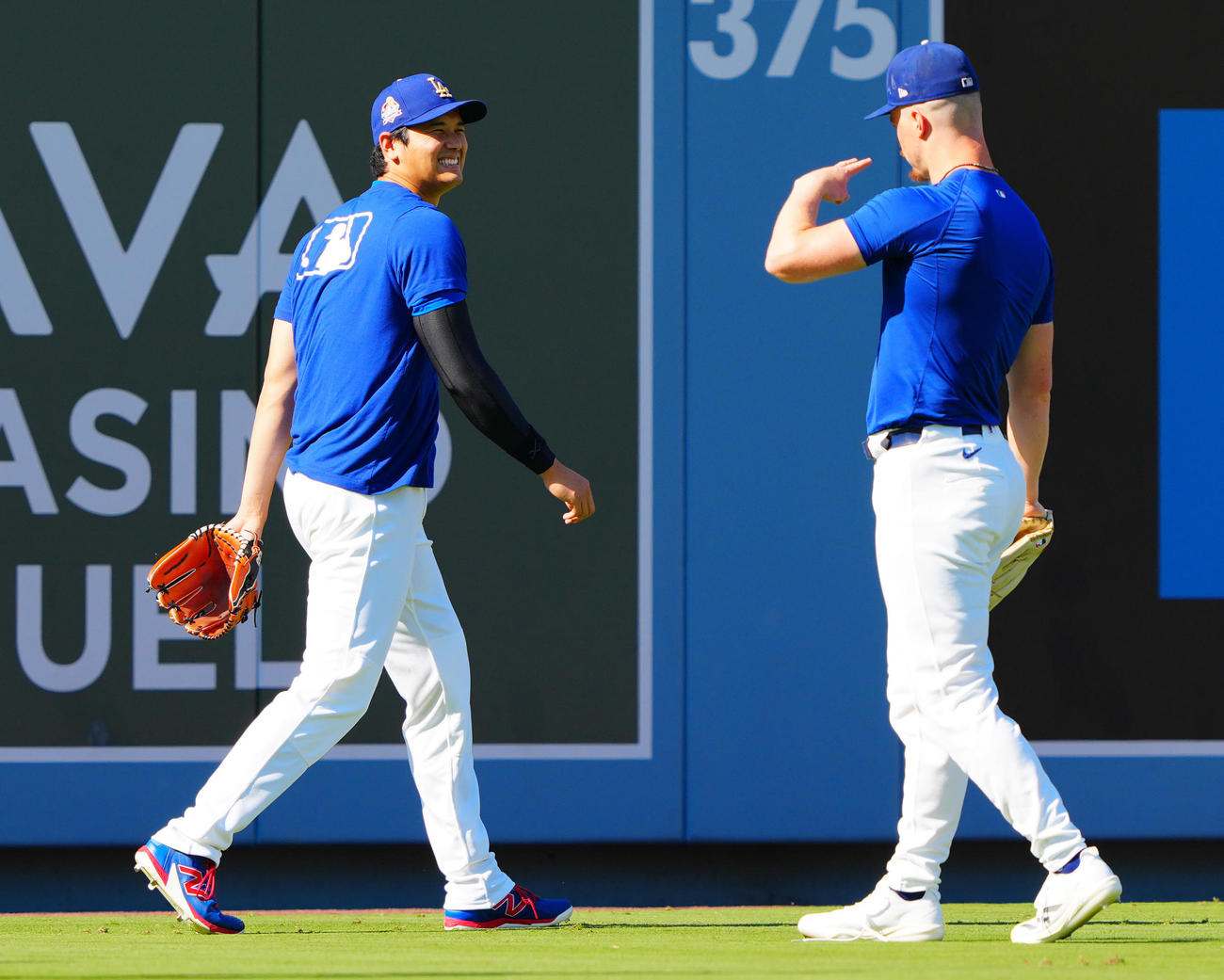 ドジャース対ホワイトソックス　試合前グラウンドに入り笑顔を見せるドジャース大谷（撮影・垰建太）