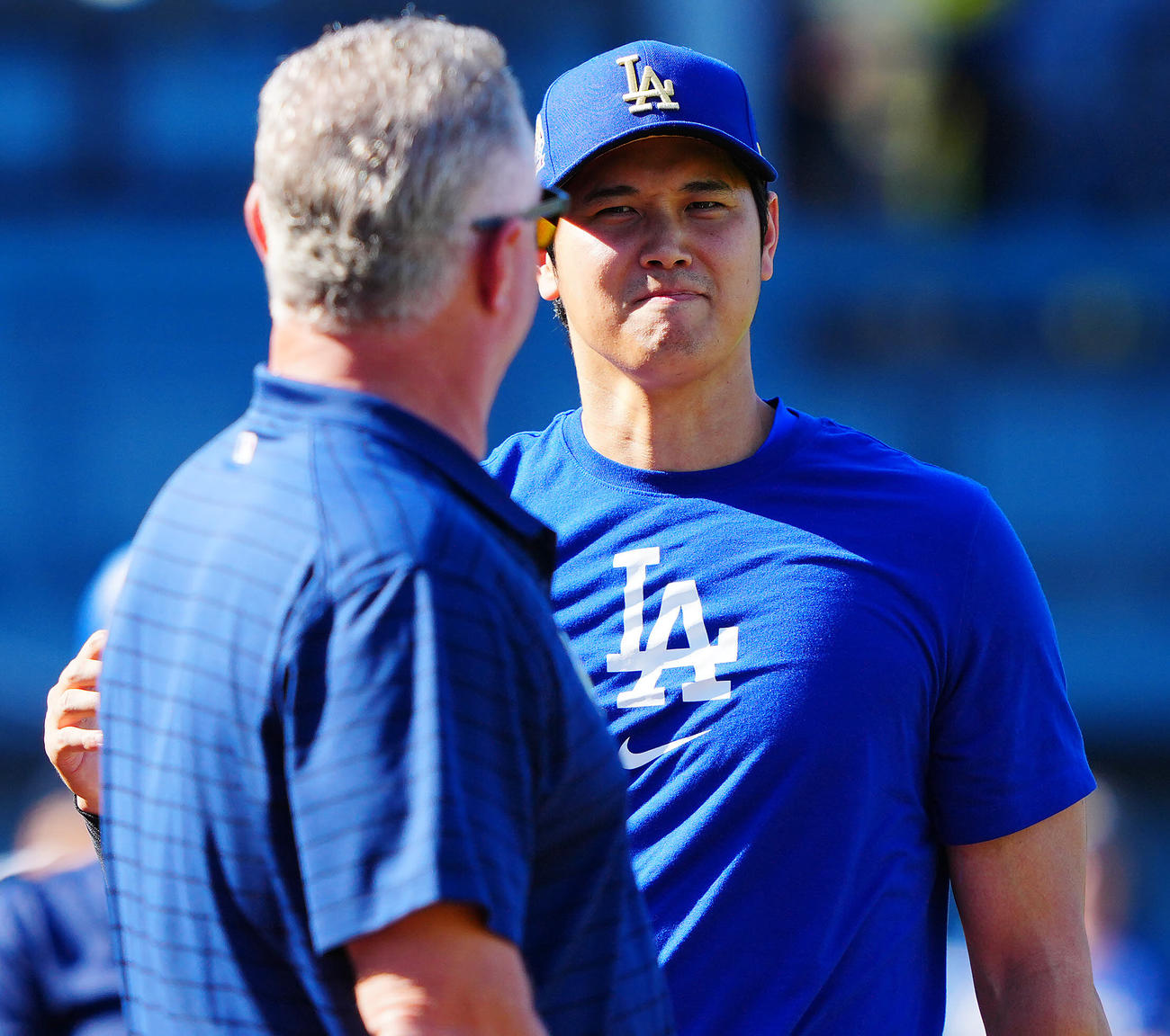ドジャース対ホワイトソックス　試合前練習を終えたドジャース大谷（右）はネビン氏を見つけ嬉しそうに歩み寄る（撮影・垰建太）