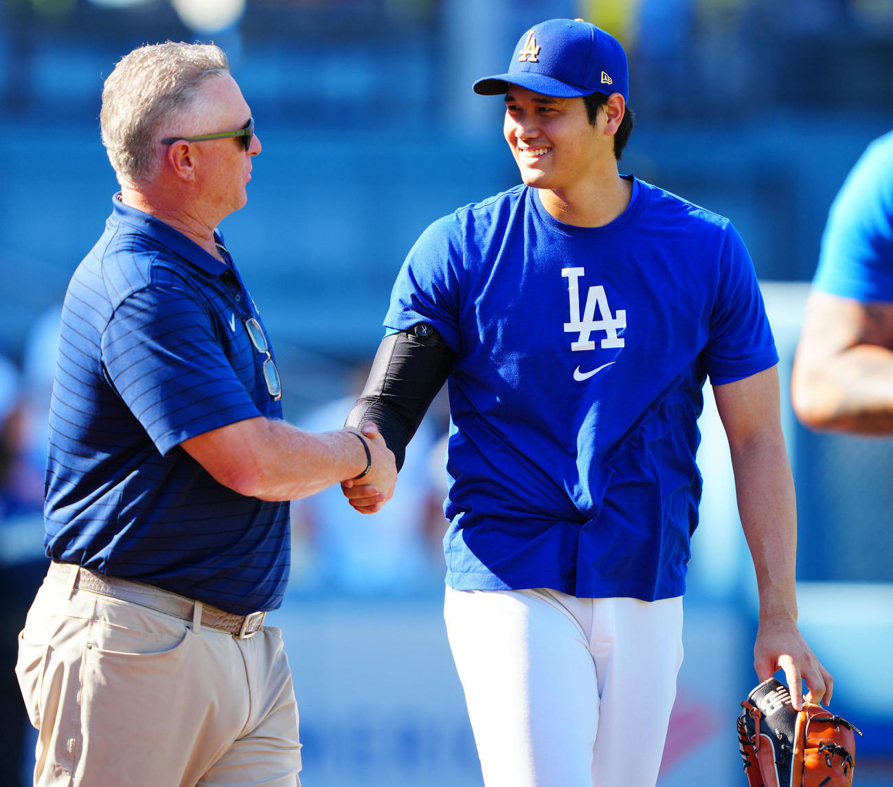 ドジャース対ホワイトソックス　試合前練習を終えたドジャース大谷はネビン氏と笑顔で握手を交わす（撮影・垰建太）