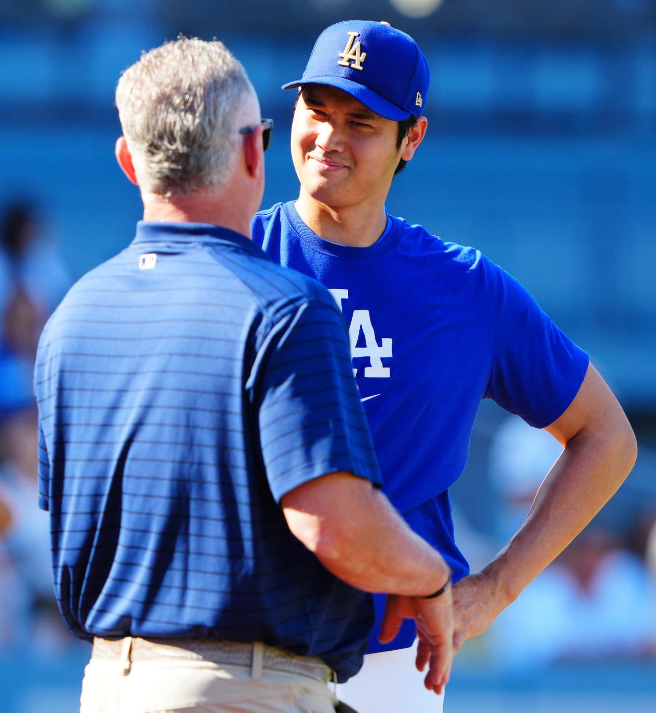 ドジャース対ホワイトソックス　試合前練習を終えたドジャース大谷はネビン氏と笑顔で言葉を交わす（撮影・垰建太）
