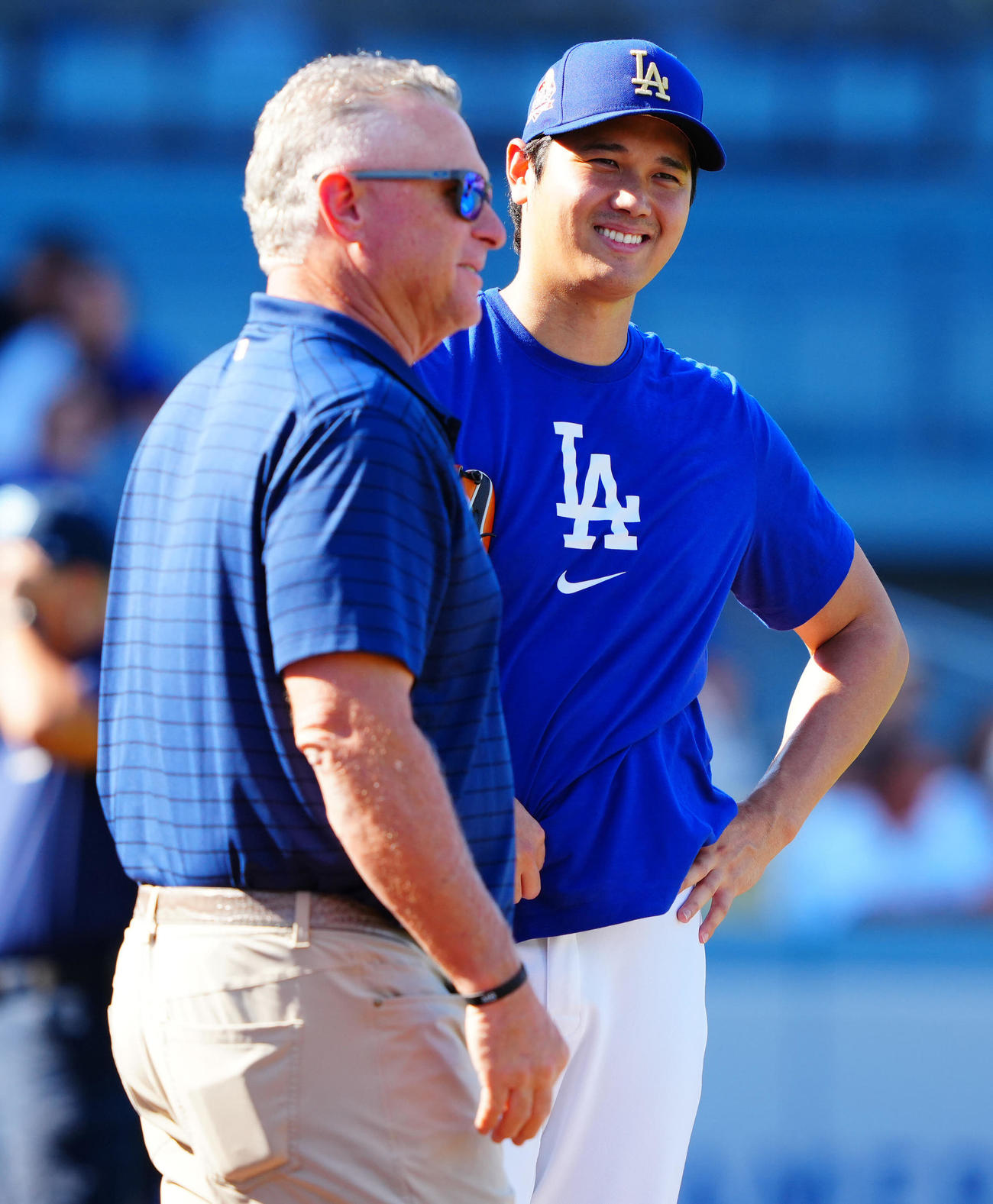 ドジャース対ホワイトソックス　試合前練習を終えたドジャース大谷はネビン氏と笑顔で言葉を交わす（撮影・垰建太）