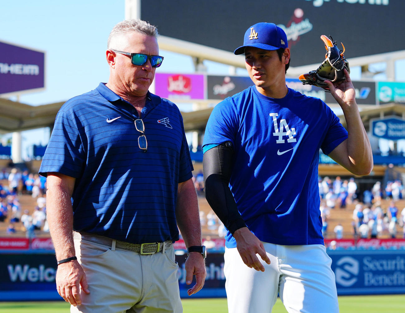 ドジャース対ホワイトソックス　試合前練習を終えたドジャース大谷はネビン氏と真剣な表情で言葉を交わす（撮影・垰建太）