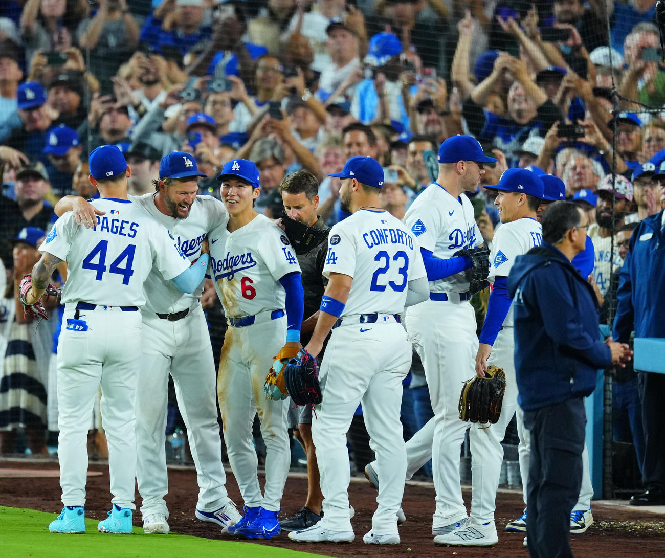 ドジャース対ホワイトソックス　6回表ホワイトソックス2死二塁、キャプラから通算3000奪三振を奪ったカーショー（左から2人目）はナインのねぎらいを受ける（撮影・垰建太）
