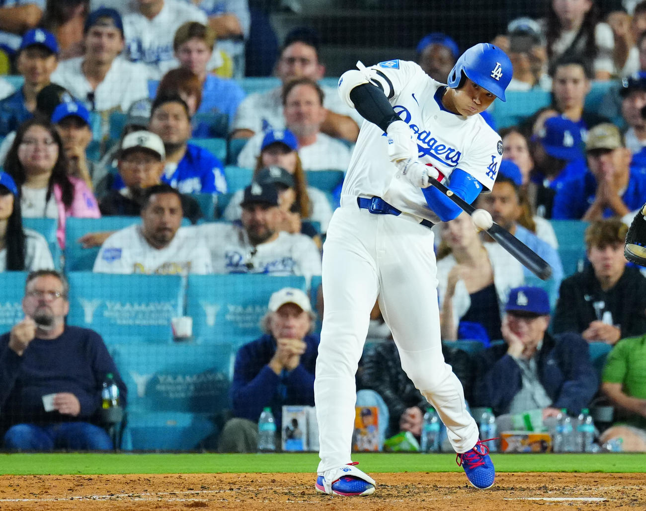 ドジャース対ホワイトソックス　7回裏ドジャース1死一塁、右前打を放つ大谷（撮影・垰建太）