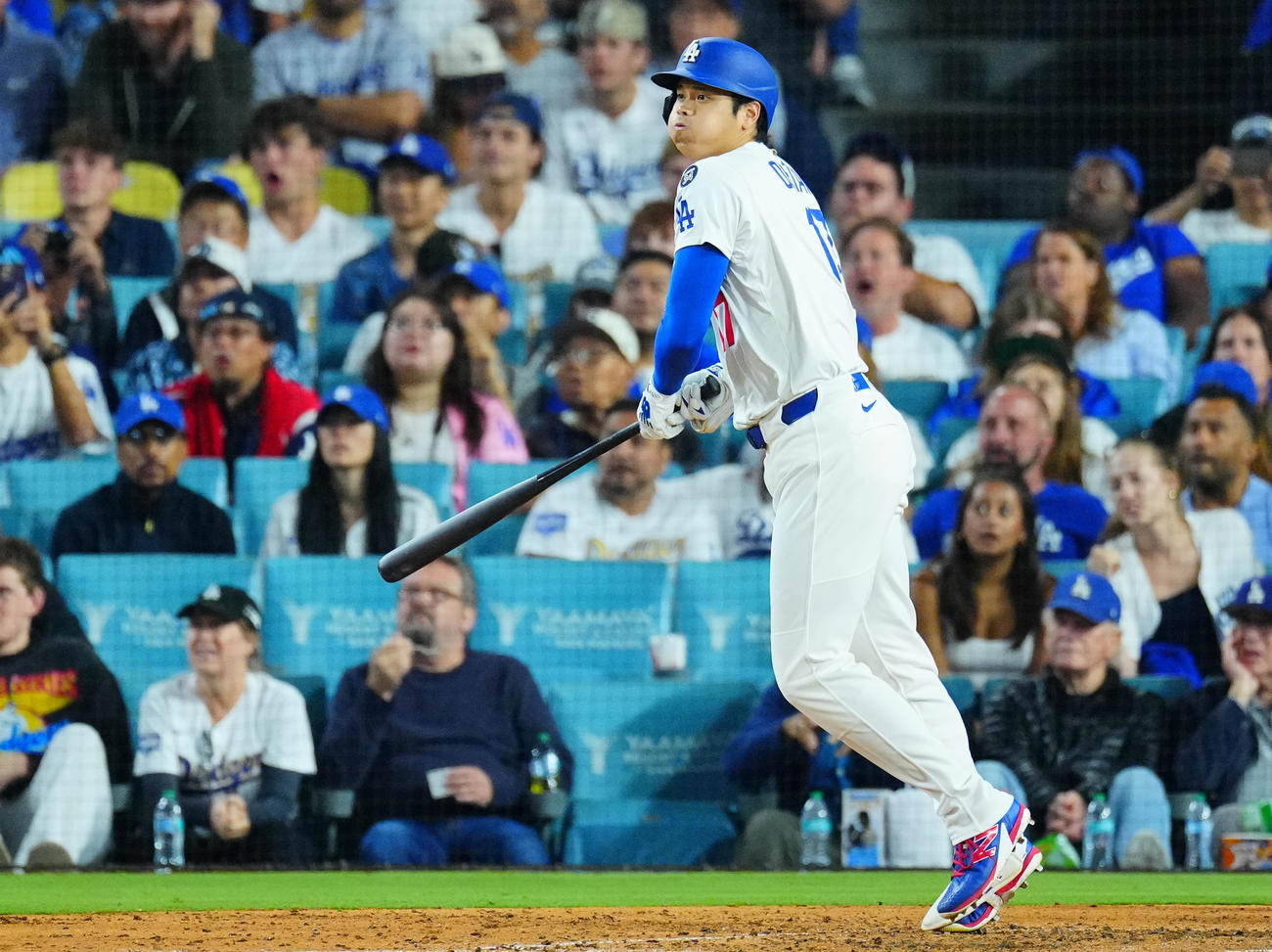ドジャース対ホワイトソックス　7回裏ドジャース1死一塁、右前打を放つ大谷（撮影・垰建太）