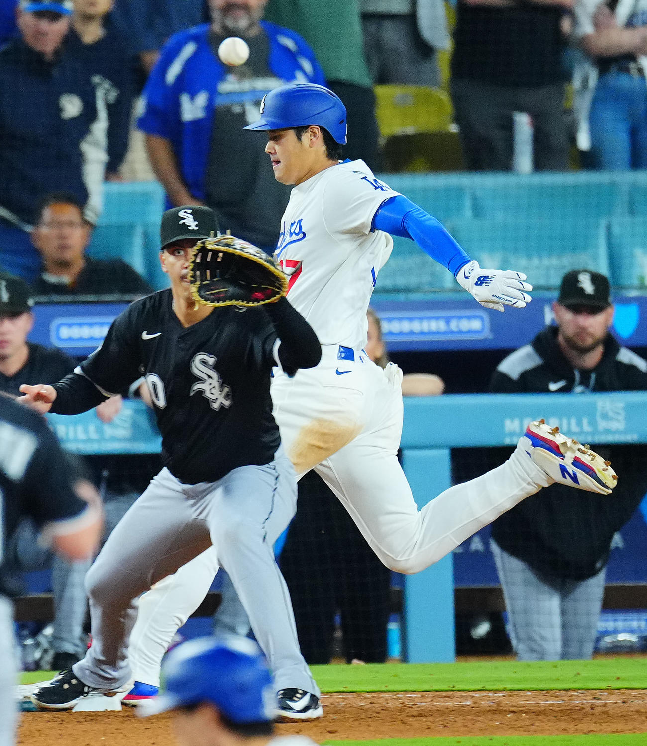 ドジャース対ホワイトソックス　9回裏ドジャース無死満塁、二ゴロで懸命に一塁に駆け込みセーフとなる大谷（撮影・垰建太）