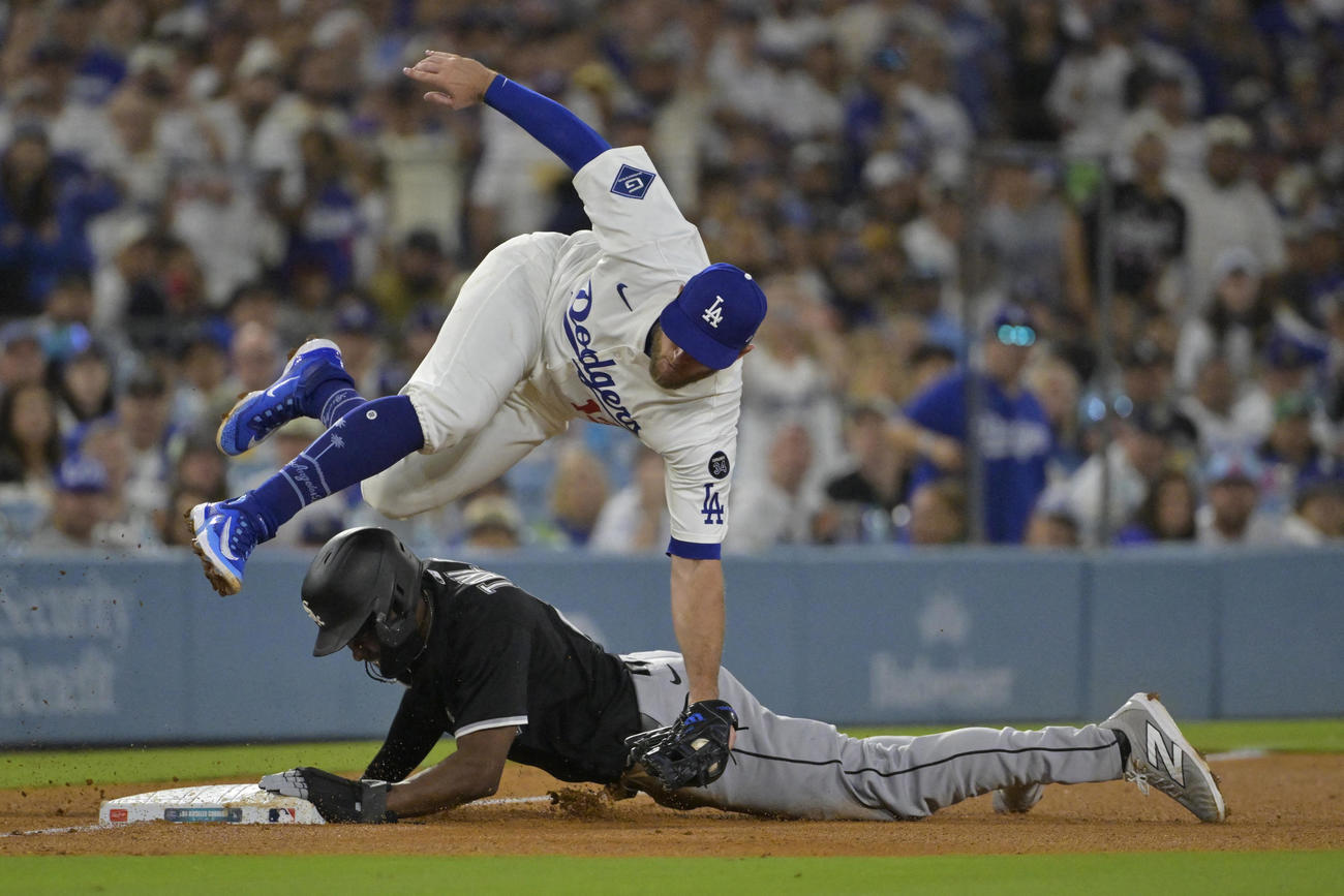 ドジャース対ホワイトソックス　6回表ホワイトソックス2死二塁、二走テーラーと交錯し負傷するマンシー（ロイター）