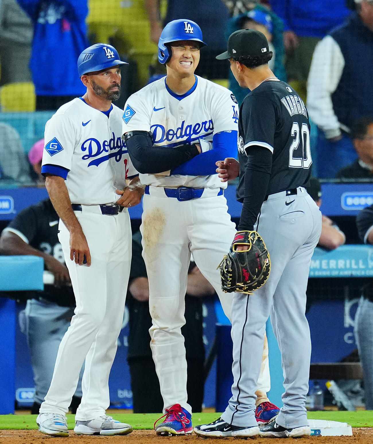 ドジャース対ホワイトソックス　9回裏ドジャース2死一塁、塁上でバルガス（右）の声かけに大谷はこの表情（撮影・垰建太）
