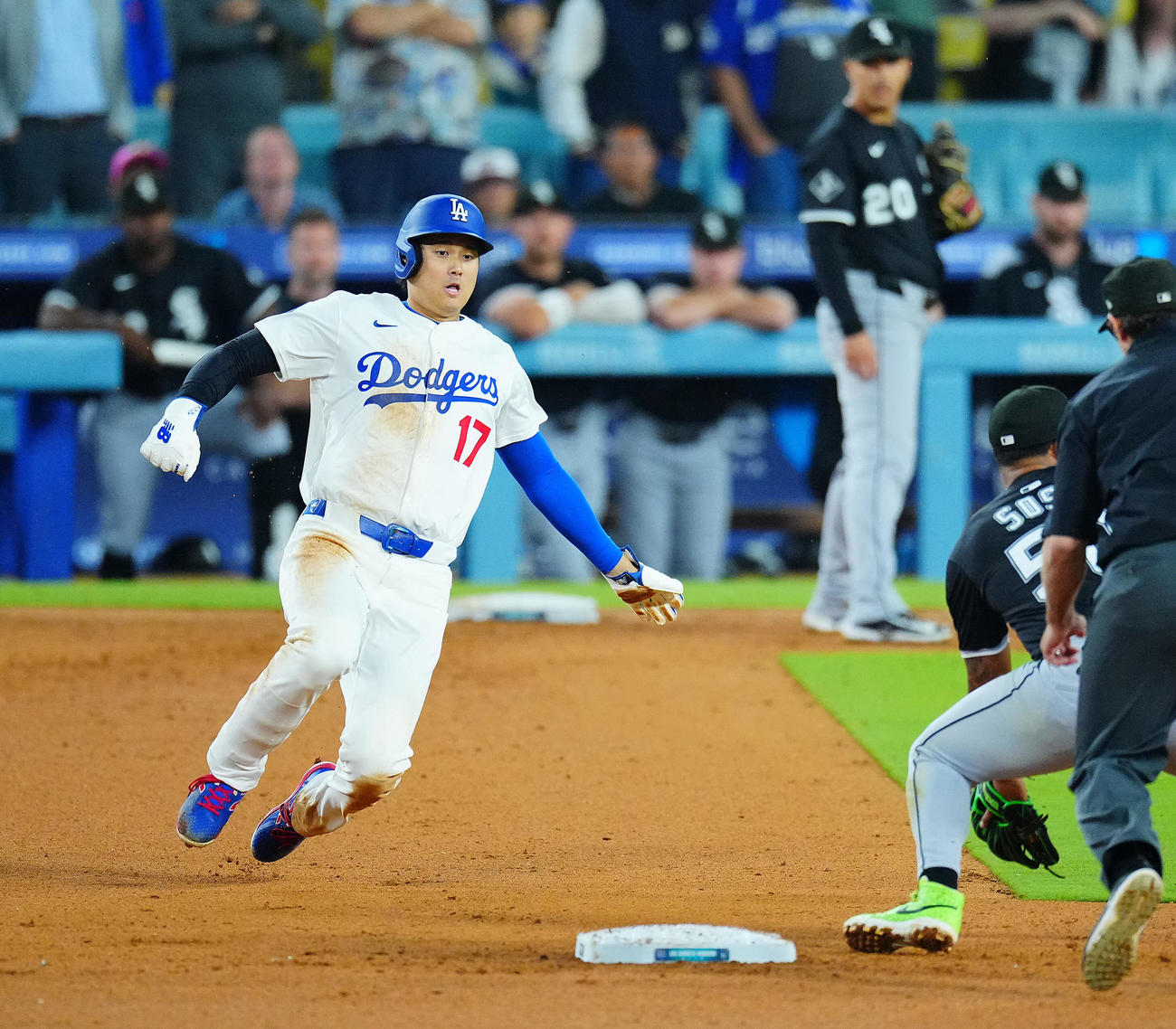 ドジャース対ホワイトソックス　9回裏ドジャース2死一塁、二盗を決める大谷（撮影・垰建太）