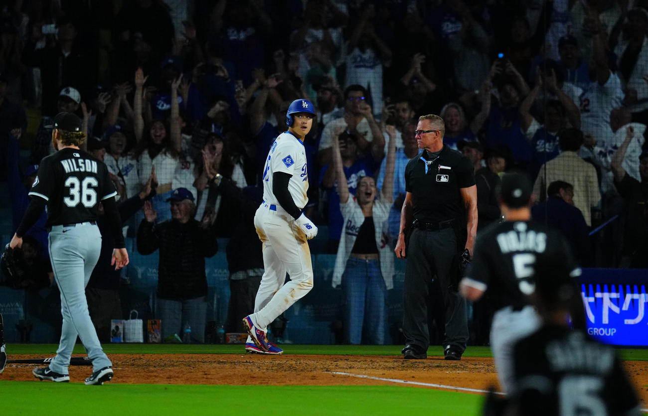 ドジャース対ホワイトソックス　9回裏ドジャース2死一、二塁、フリーマンのサヨナラ適時打で生還する大谷（撮影・垰建太）