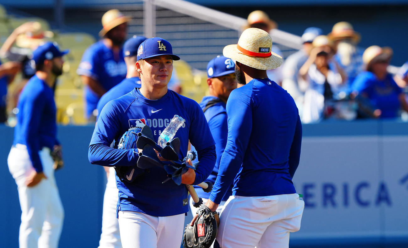 ドジャース対ホワイトソックス　試合前、調整するドジャース山本（撮影・垰建太）