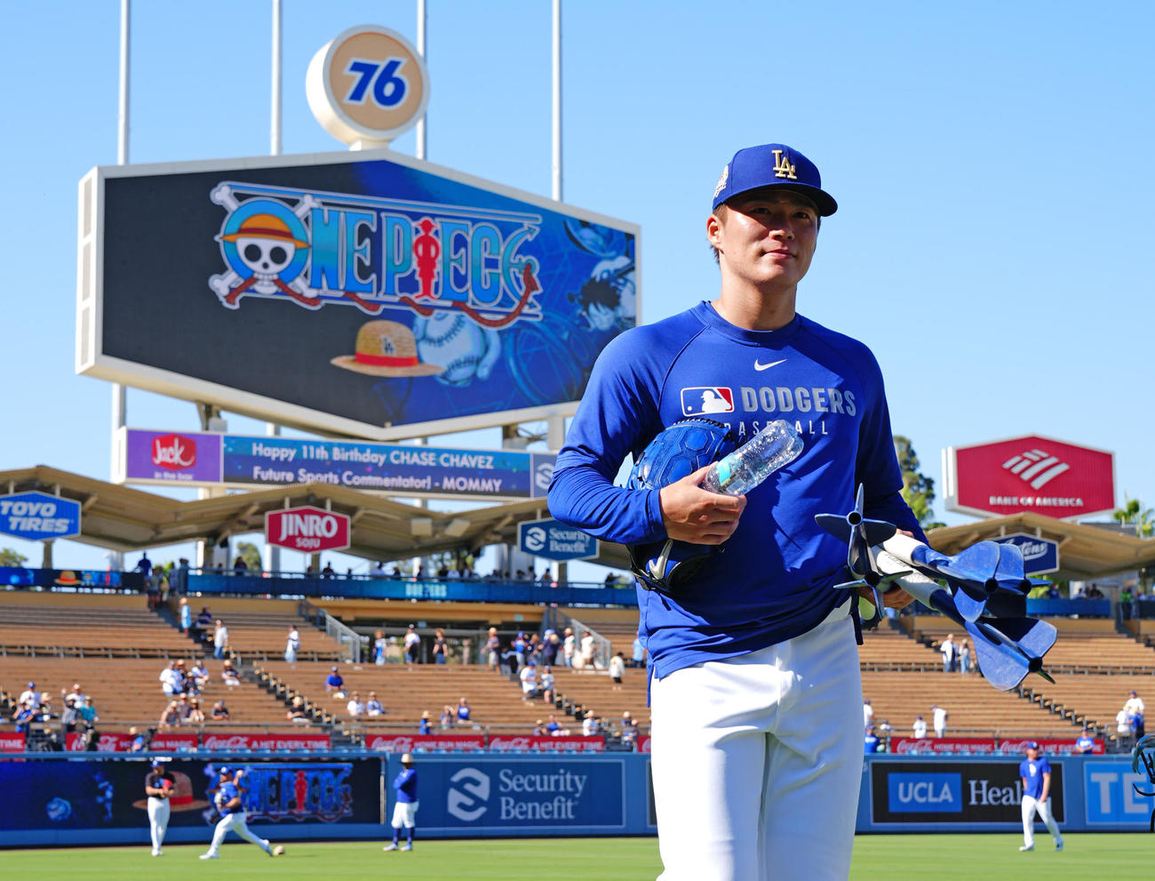 ドジャース対ホワイトソックス　試合前、ビジョンに映る漫画「ワンピース」のロゴを背に引き揚げるドジャース山本（撮影・垰建太）