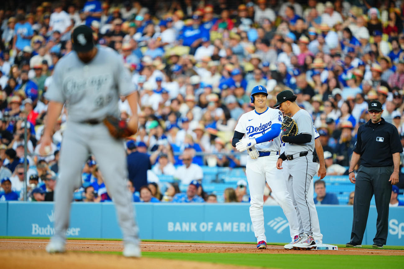 ドジャース対ホワイトソックス　1回裏ドジャース無死、四球を選びバルガスと談笑する大谷（撮影・垰建太）