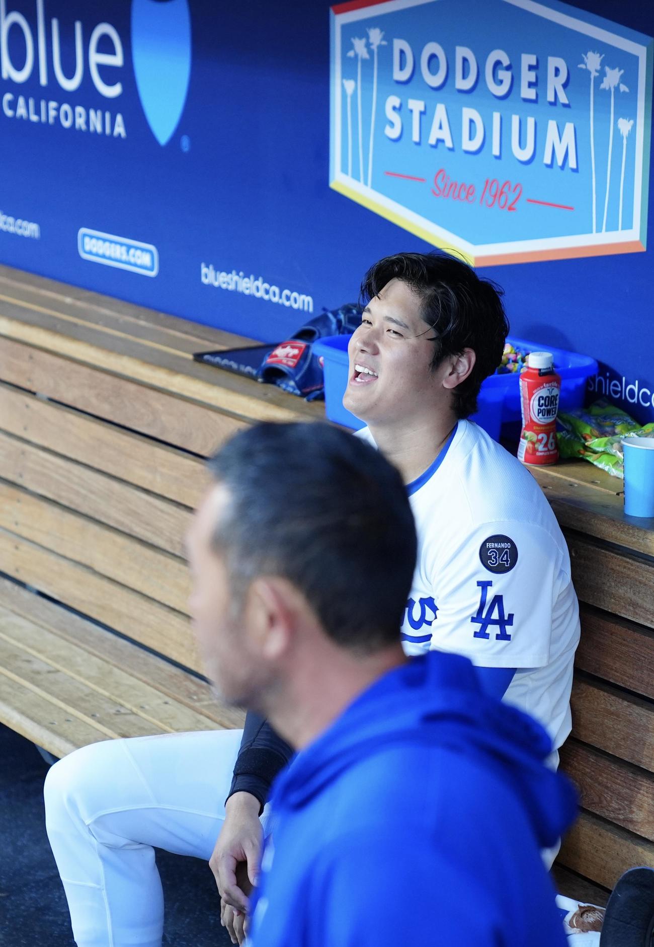 ドジャース対ホワイトソックス　1回裏ドジャース1死一塁、フリーマンの適時二塁打で一気に生還した大谷はベンチで疲れた表情を見せる（撮影・垰建太）