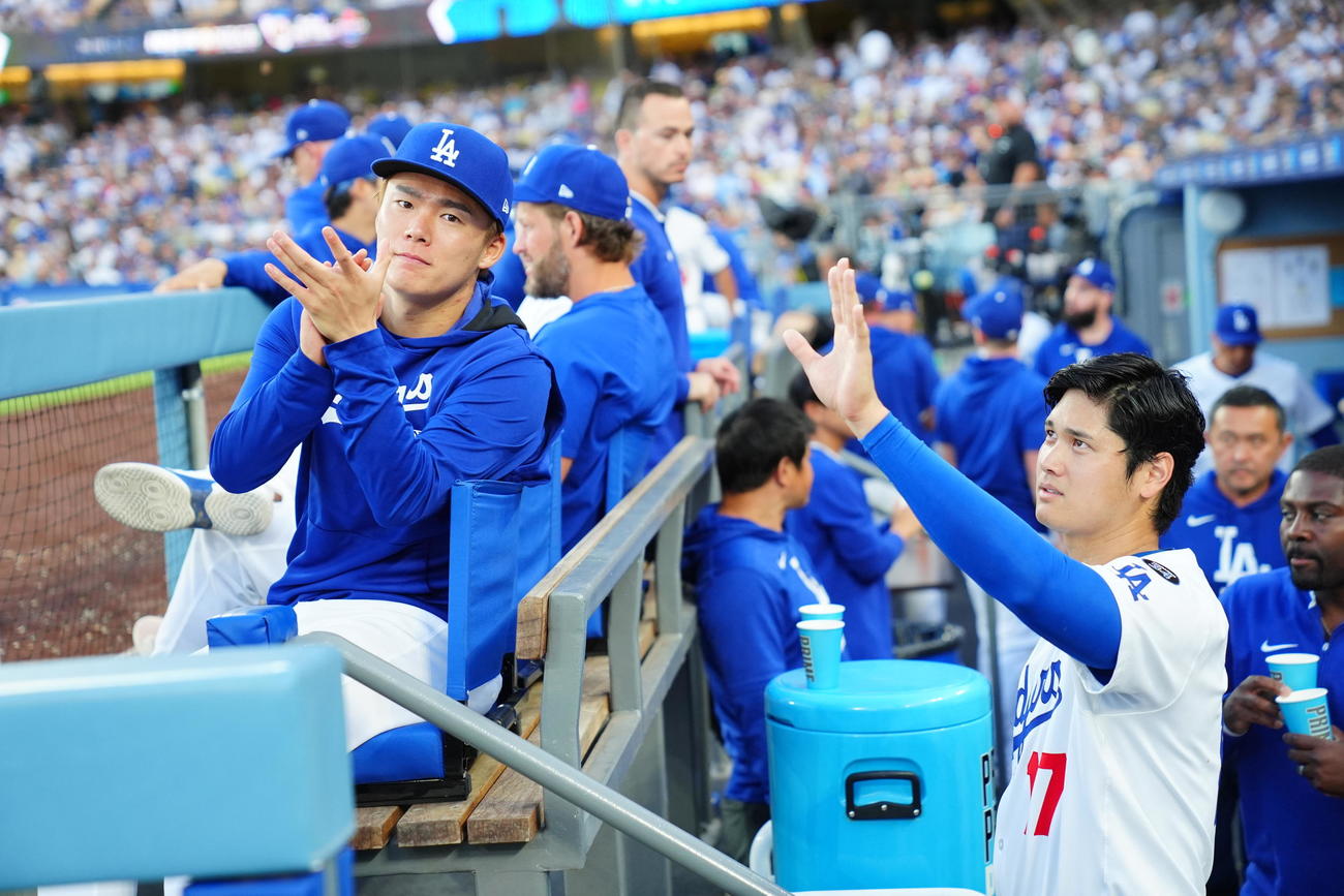 ドジャース対ホワイトソックス　3回表を無失点で終えたナインを出迎えるドジャース大谷（右）と山本（撮影・垰建太）