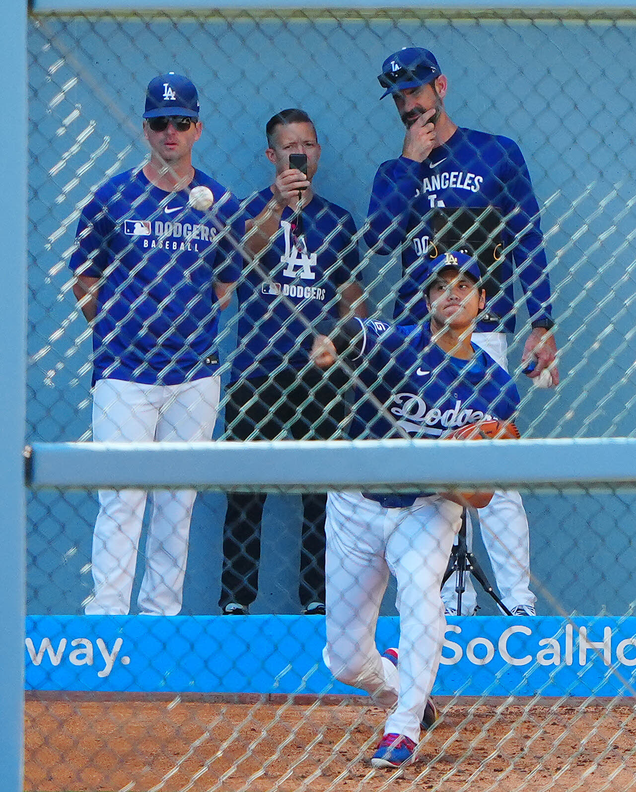 ドジャース対ホワイトソックス　試合前、ブルペンで投球練習するドジャース大谷（撮影・垰建太）