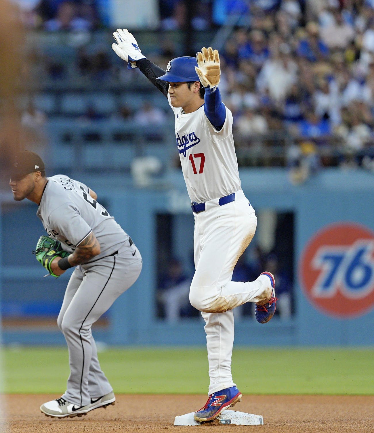 ホワイトソックス戦の3回、ベッツの遊ゴロ失策で二進したドジャース大谷（共同）