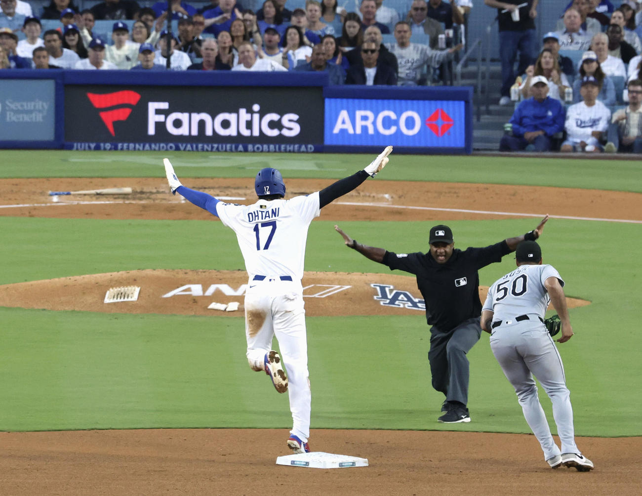 ホワイトソックス戦の3回、ベッツの遊ゴロ失策で二進したドジャース大谷（共同）