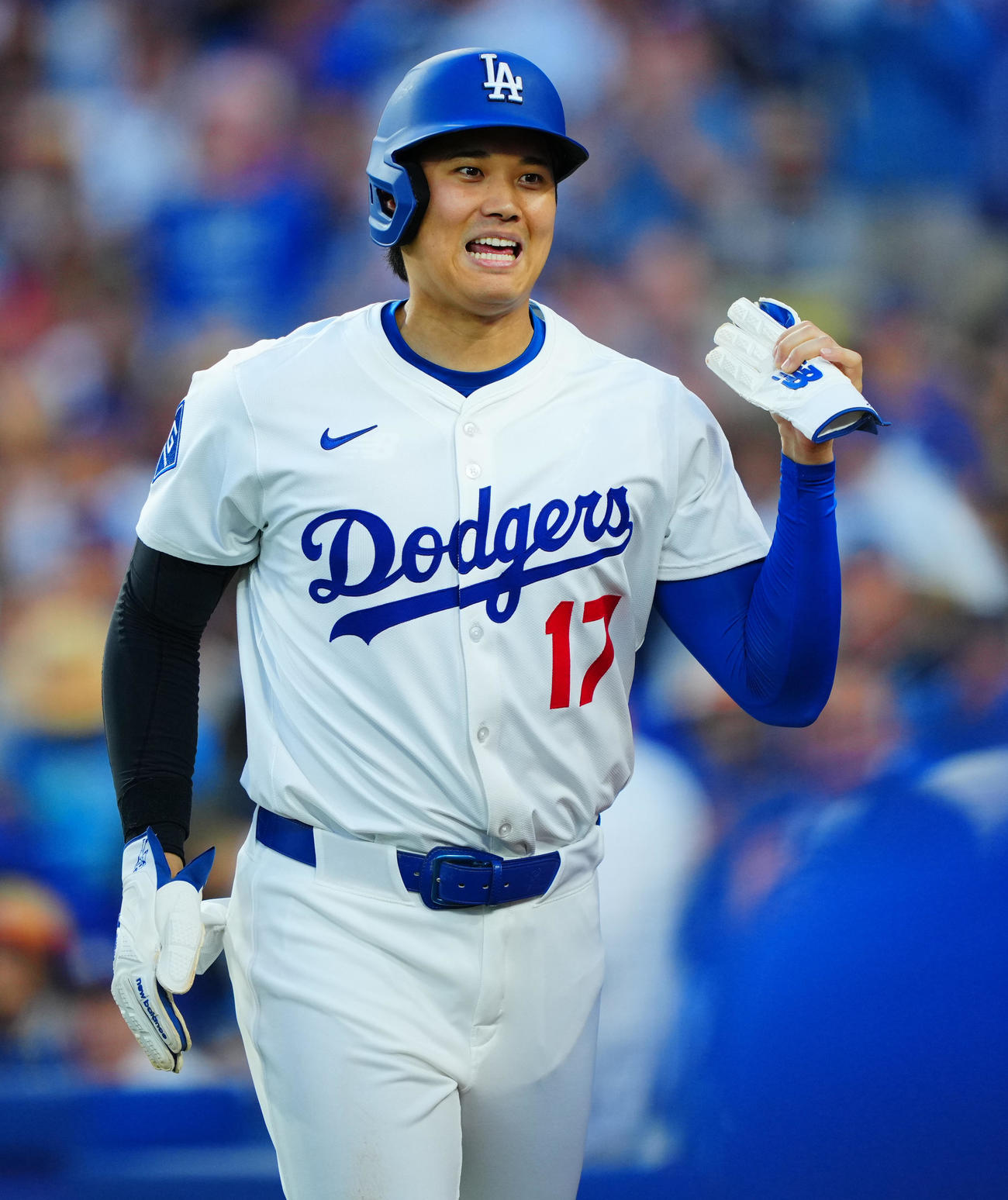 ドジャース対ホワイトソックス　3回裏ドジャース無死一、二塁、フリーマンの適時二塁打で生還し笑顔を見せる大谷（撮影・垰建太）