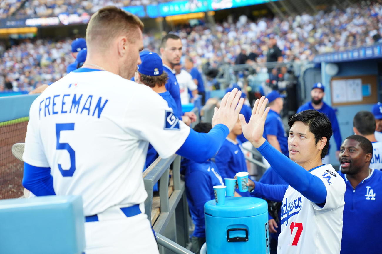 ドジャース対ホワイトソックス　3回表、ベンチでフリーマンを出迎えタッチするドジャース大谷（右）＝2025年7月3日