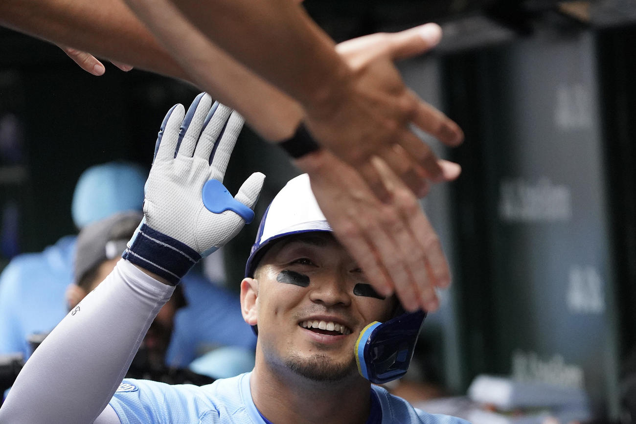 カブス－カージナルス　24号本塁打を放ったカブス鈴木誠也はベンチで仲間の祝福を受ける（AP）