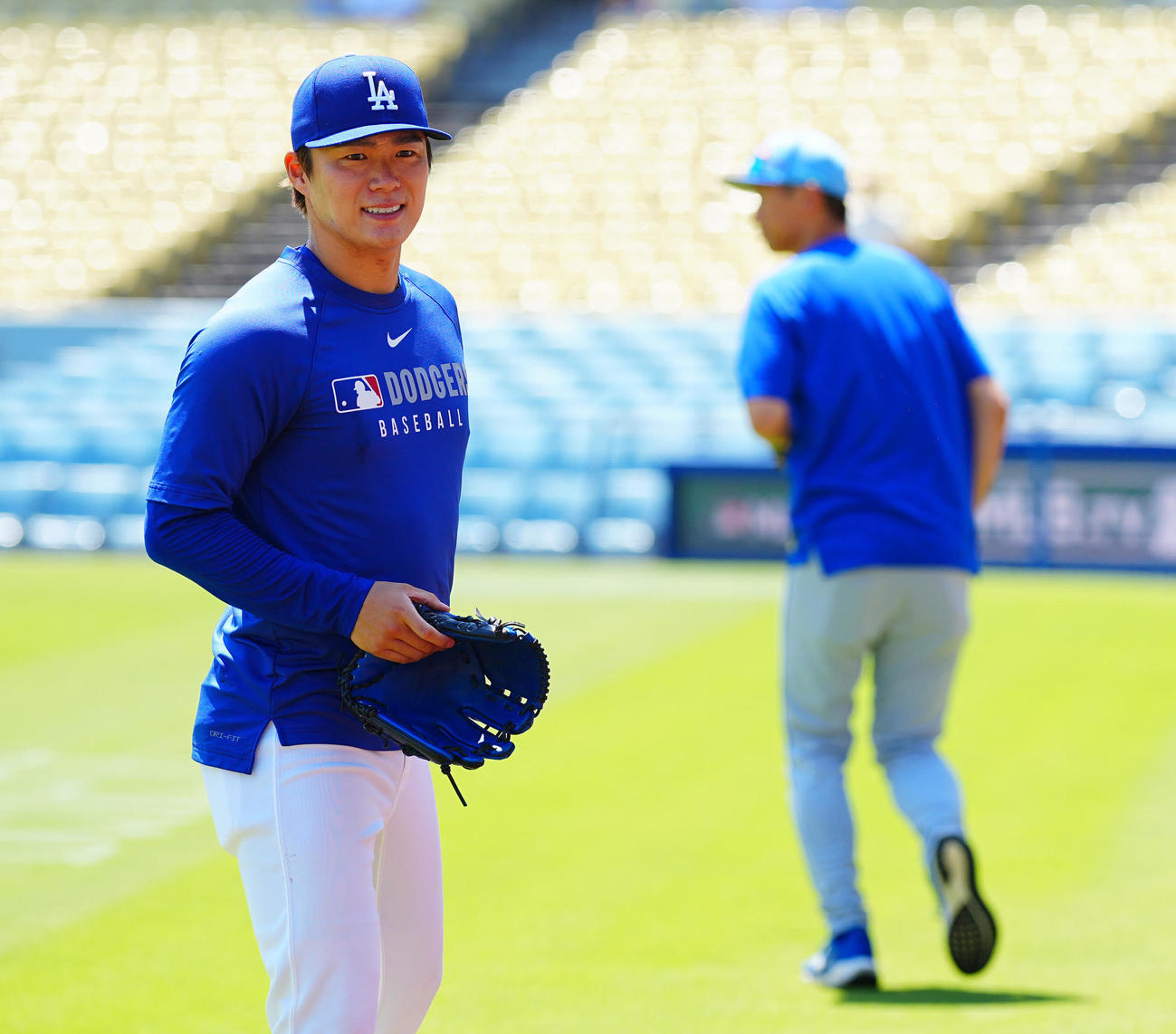 ドジャース対ブルージェイズ　試合前ブルージェイズの加藤氏（右）と言葉を交わし笑顔を見せるドジャース山本（撮影・垰建太）