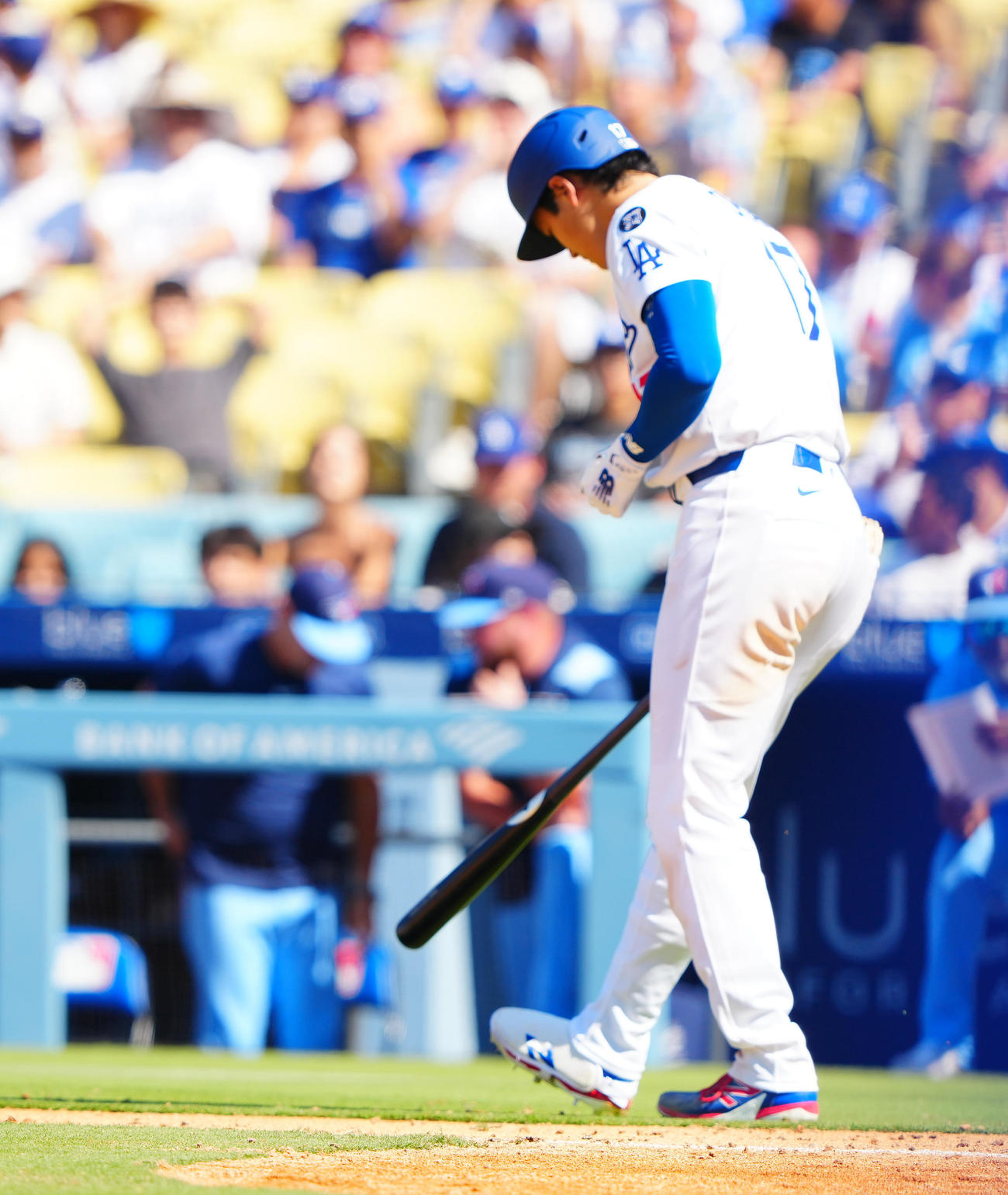 ドジャース対ブルージェイズ　8回裏ドジャース1死二塁、申告敬遠で出塁する大谷（撮影・垰建太）