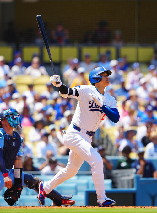 ドジャース対ブルージェイズ　1回裏ドジャース無死、ソロ本塁打を放つ大谷（撮影・垰建太）