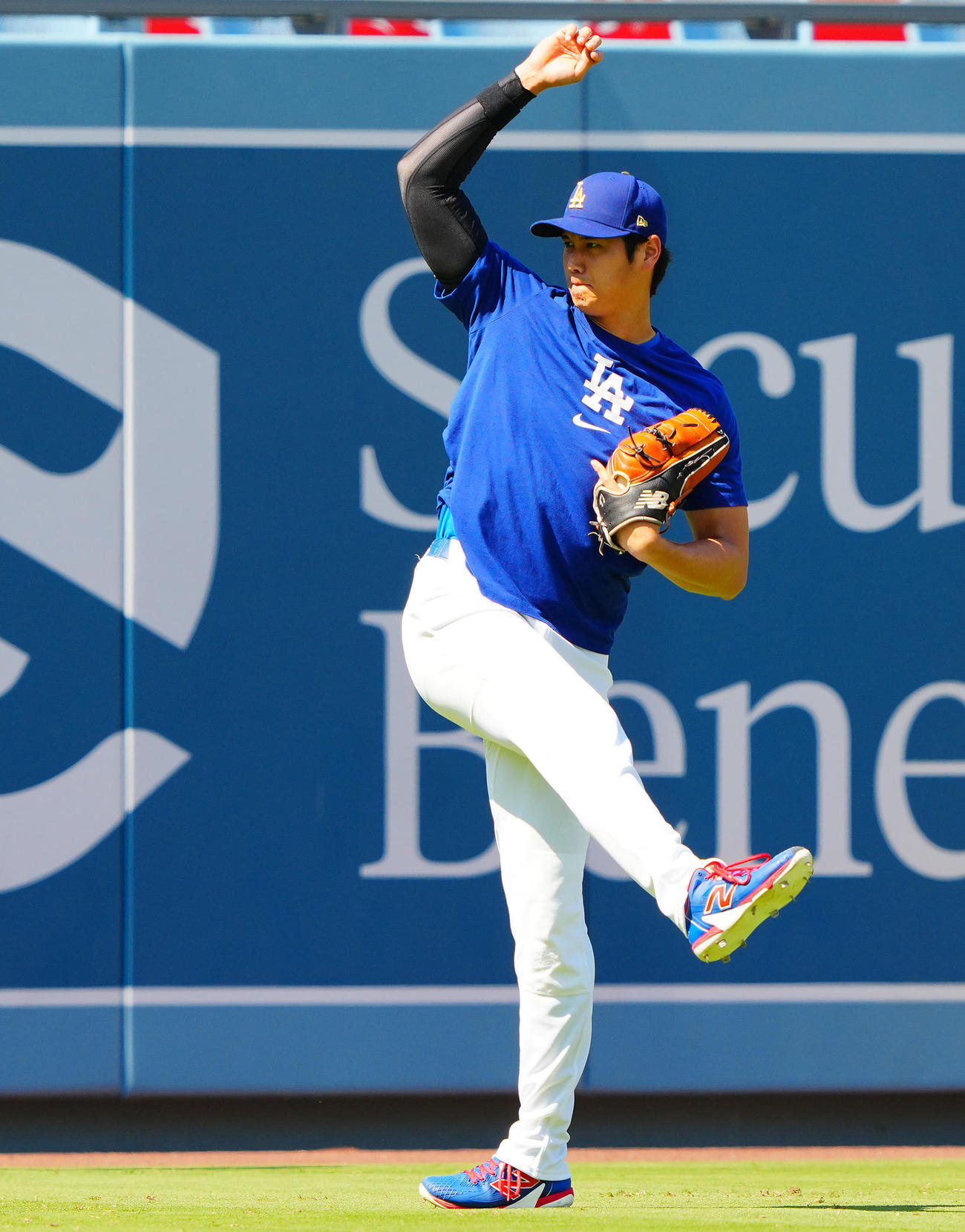 ドジャース対アストロズ　投球練習するドジャース大谷（撮影・垰建太）