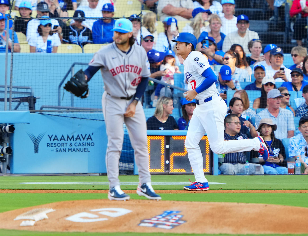 ドジャース対アストロズ　1回裏ドジャース無死、四球を選ぶ大谷。投手マクラーズ（撮影・垰建太）