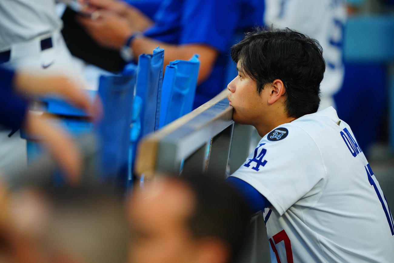 ドジャース対アストロズ　ベンチで渋い表情のドジャース大谷（撮影・垰建太）
