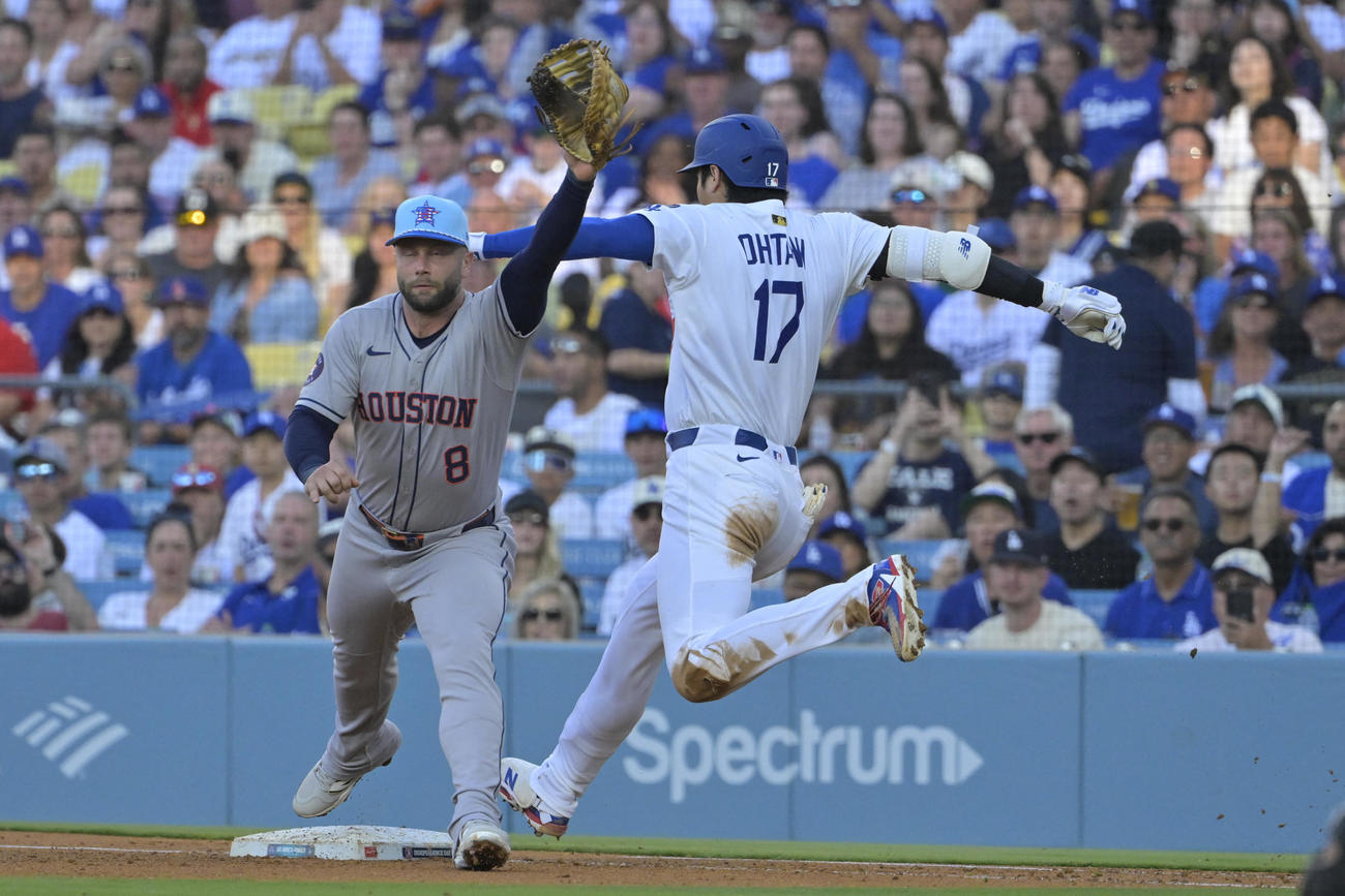 ドジャース大谷翔平はアストロズ戦3回に投手直撃のライナーを放った後、一塁に向かって全力疾走（ロイター）