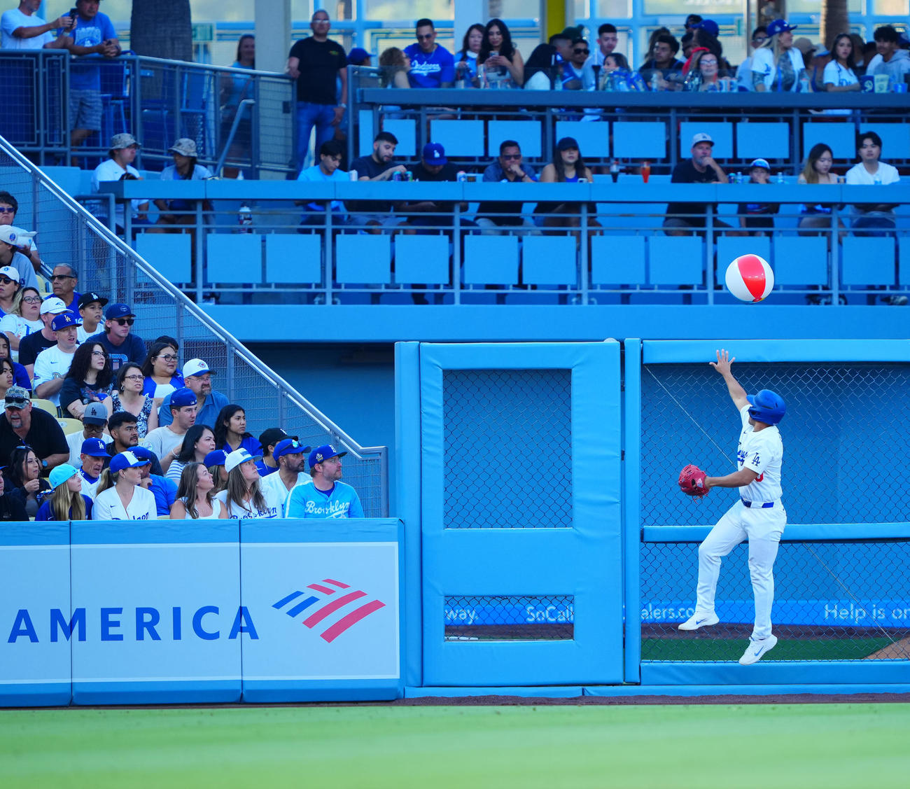 ドジャース対アストロズ　3回裏ドジャース1死、大谷の打席でグラウンドに入ったボールを取り除くスタッフ（撮影・垰建太）