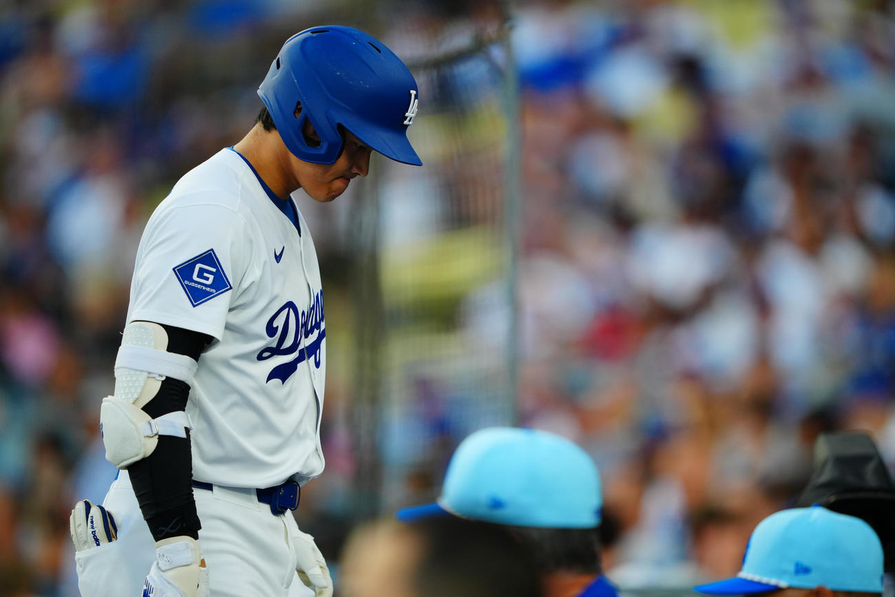 ドジャース対アストロズ　5回裏ドジャース1死、空振り三振に倒れベンチに引き揚げる大谷（撮影・垰建太）