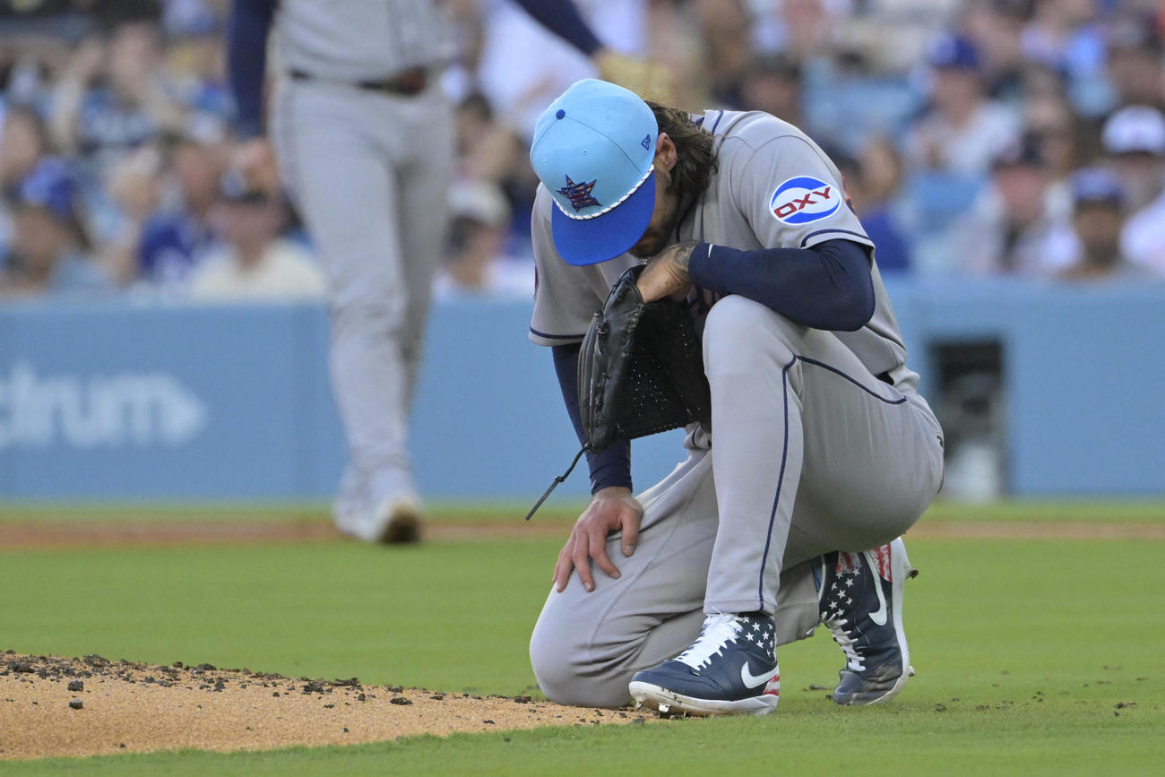 アストロズのマクラーズ投手はドジャース大谷翔平の打球が足に直撃した後、マウンドでひざまずいた（ロイター）