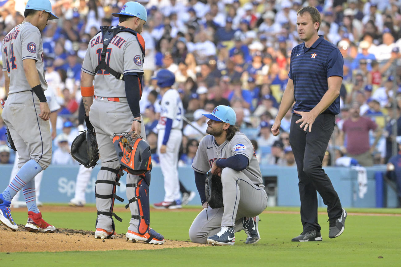 アストロズのマクラーズ投手（右から2人目）はドジャース大谷翔平の打球が足に直撃した後、マウンドでひざまずいた（ロイター）