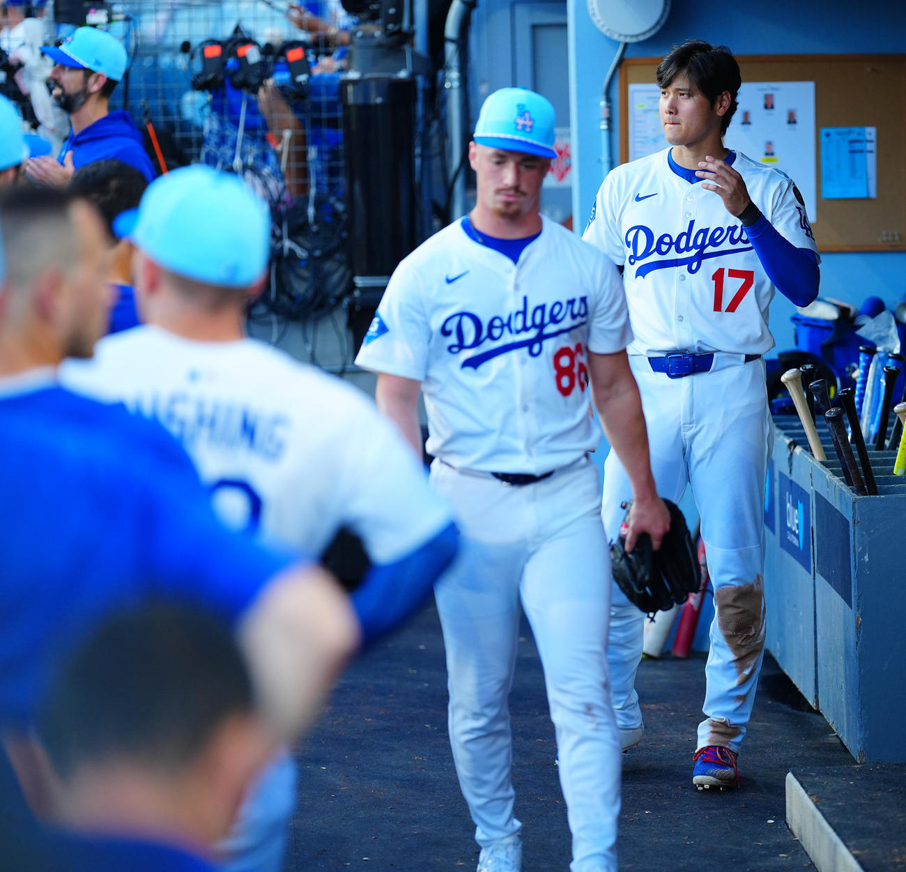 ドジャース対アストロズ　5回表ドジャース2死一、三塁、降板を告げられたドレーヤー（中央）をねぎらう大谷（撮影・垰建太）