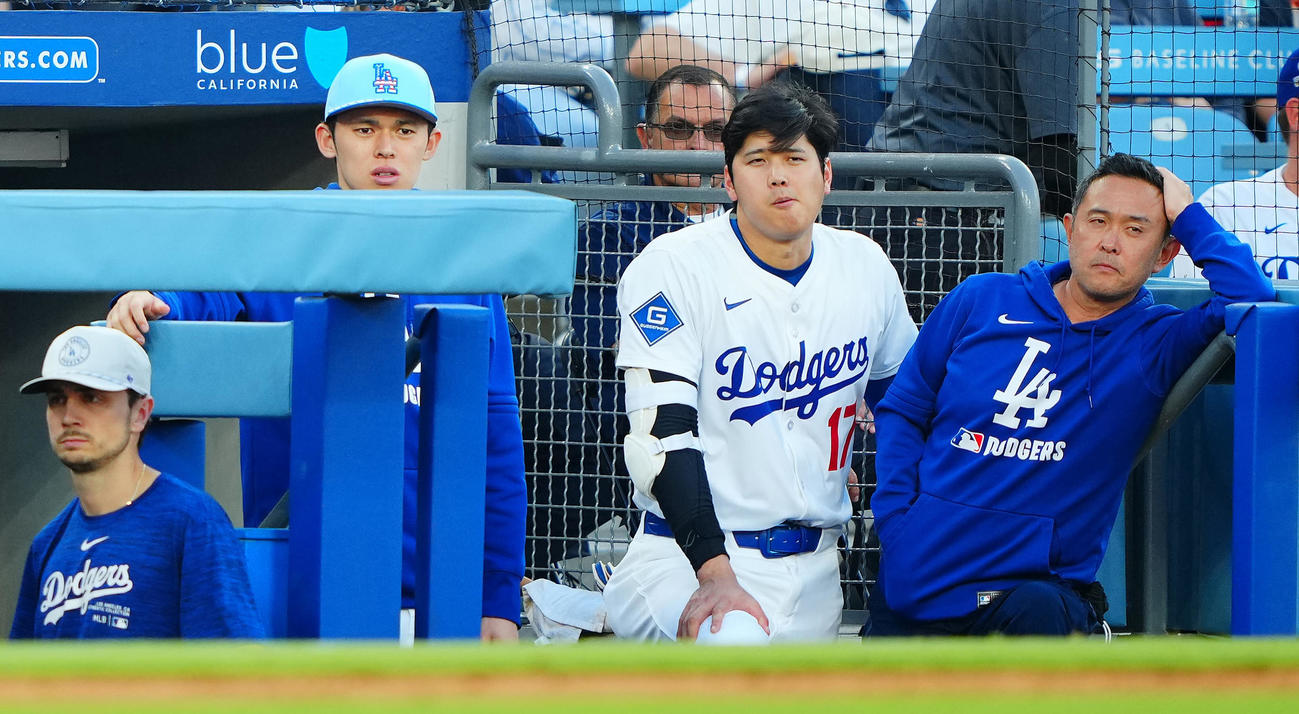 ドジャース対アストロズ　ベンチでさえない表情のドジャース大谷翔平（中央右）と佐々木朗希（同左）（撮影・垰建太）