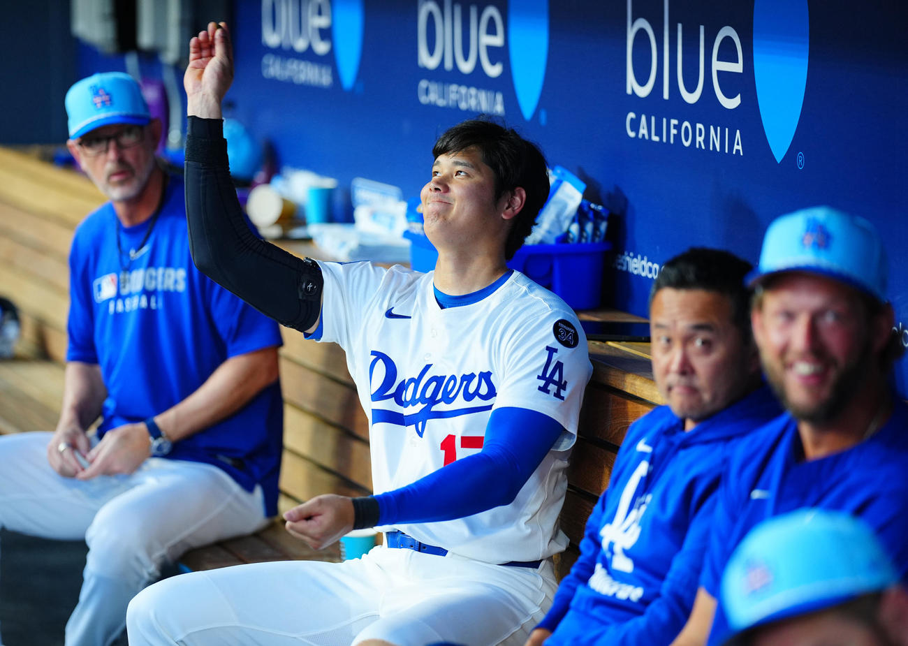 ドジャース対アストロズ　ベンチでヒマワリの種をイタズラで投げるドジャース大谷（撮影・垰建太）
